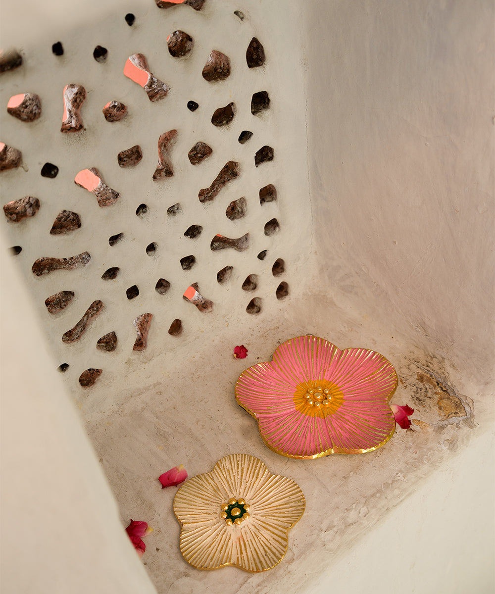 Plato de Bronce Flor Faye Blanco