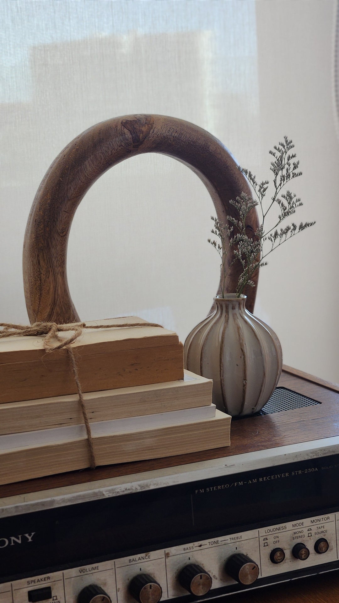 Escultura O, Libros y Jarroncito