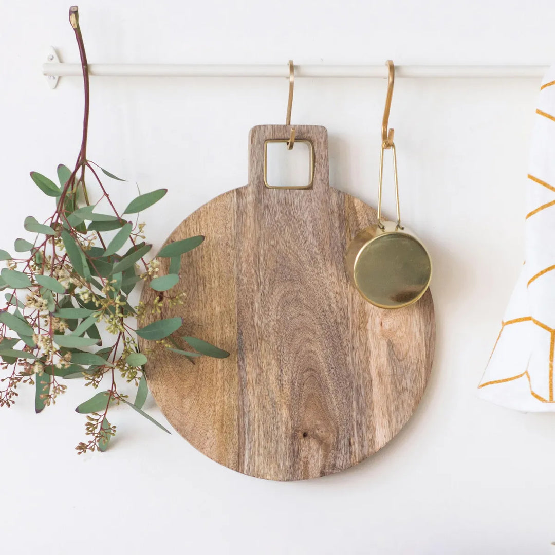 Tabla de Madera Redonda con Mango Dorado