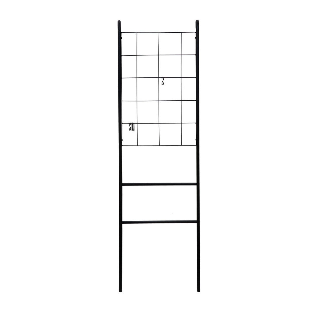 Escalera de metal con malla