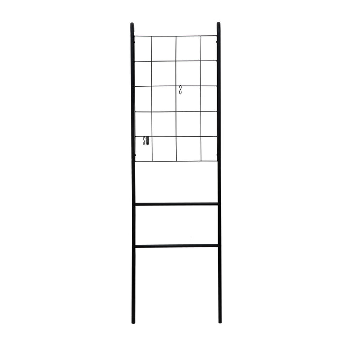 Escalera de metal con malla