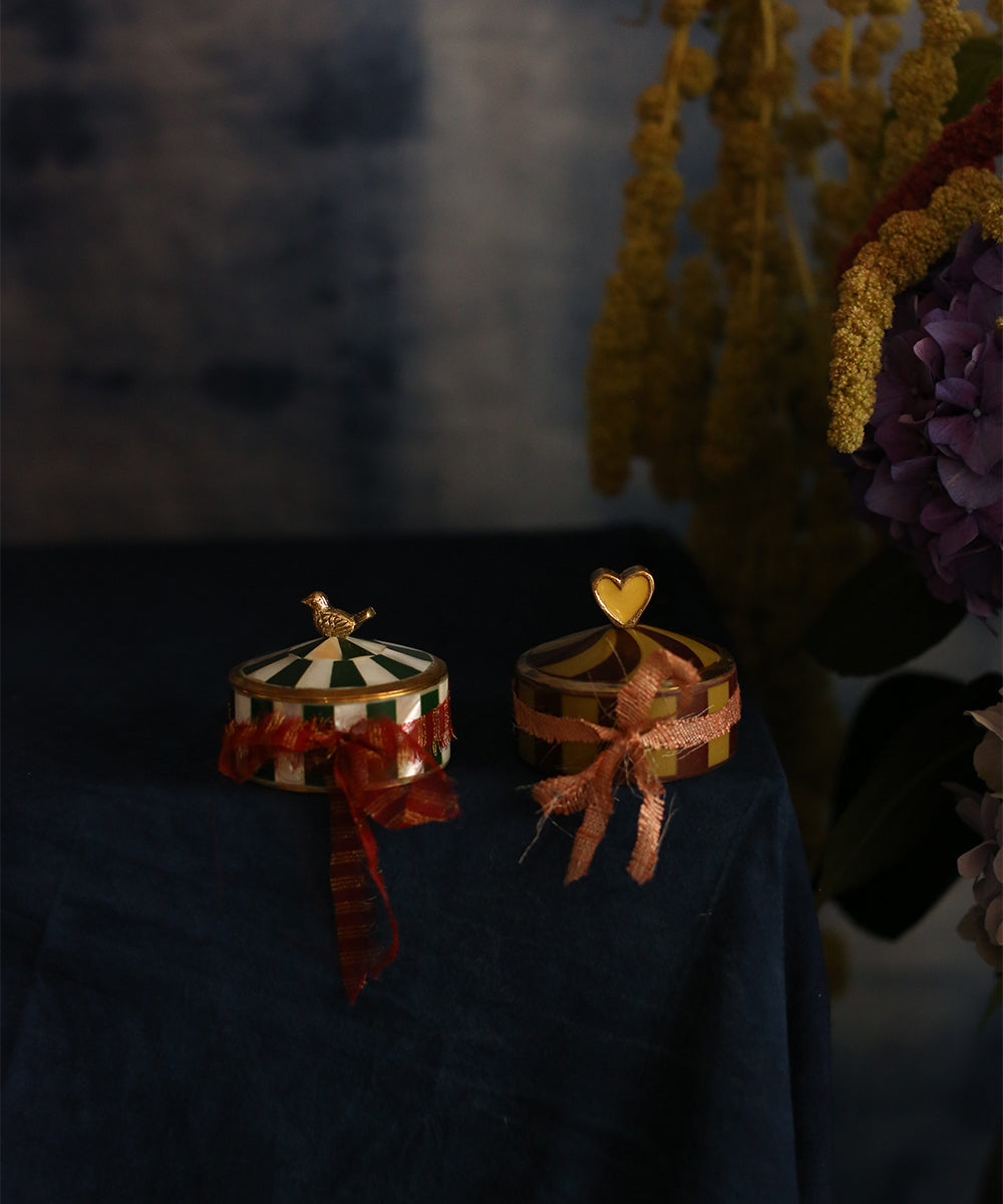 Caja Circus Pyar Heart